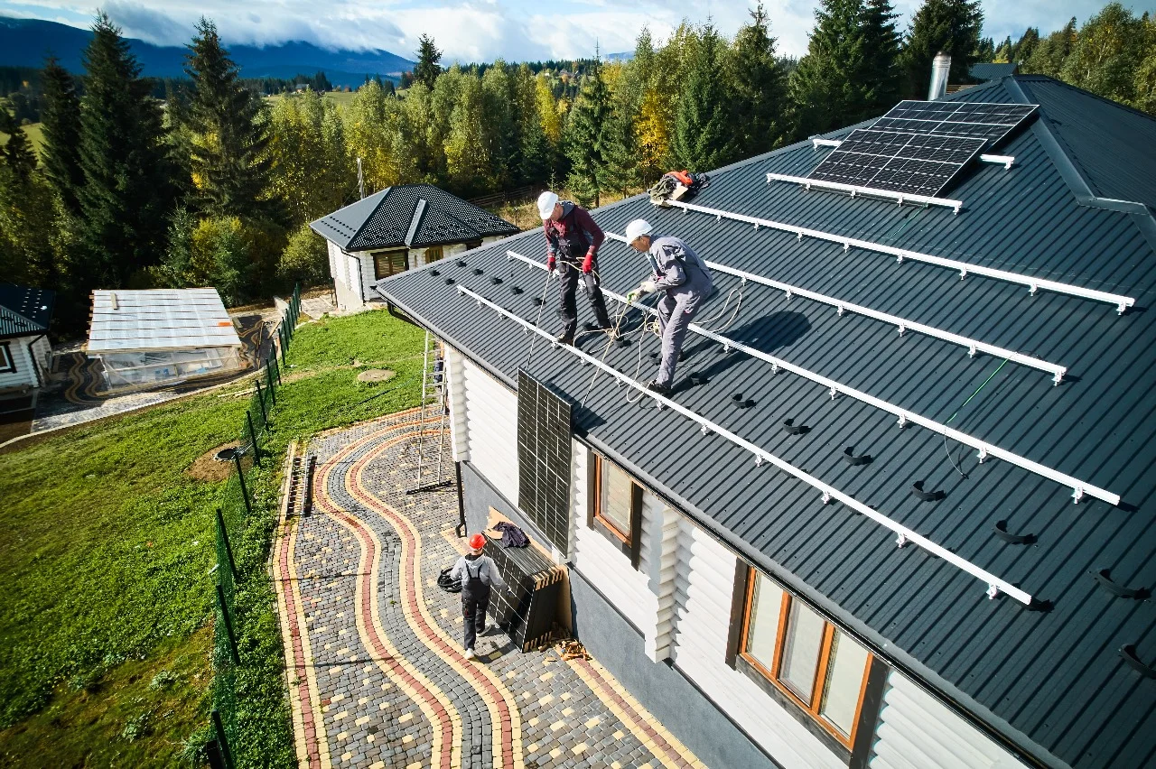 Sunstate Roofs team installing high-quality roofing materials on a residential project in Orlando, Florida. Certified roofing professionals with extensive experience in Florida's unique climate. Top roofing contractor offering competitive pricing, outstanding customer service, and expertise in residential and commercial roofing projects in Central Florida.