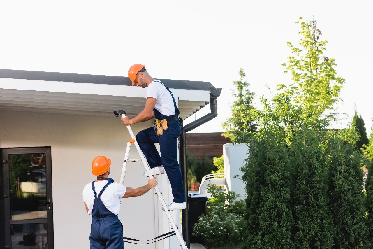 Team from Sunstate Gutters installing seamless gutters in Central Florida. Sunstate Handiworks LLC specializes in gutters soffit and fascia services, offering top-notch solutions. Sunstate Gutters LLC provides expert installation and maintenance, including gutters fences, ensuring reliable and durable gutter systems