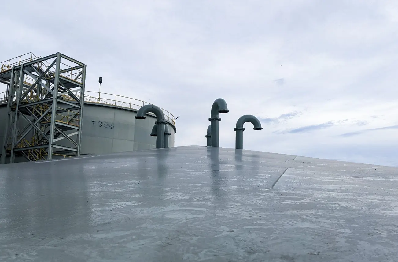 A metal commercial roof under clear skies, showcasing Sunstate Roofs' expertise in commercial services across Central Florida. Sunstate Roofs offers competitive commercial roof replacement costs, guidance on commercial roof replacement tax benefits, and reliable commercial roof replacement near central florida solutions.