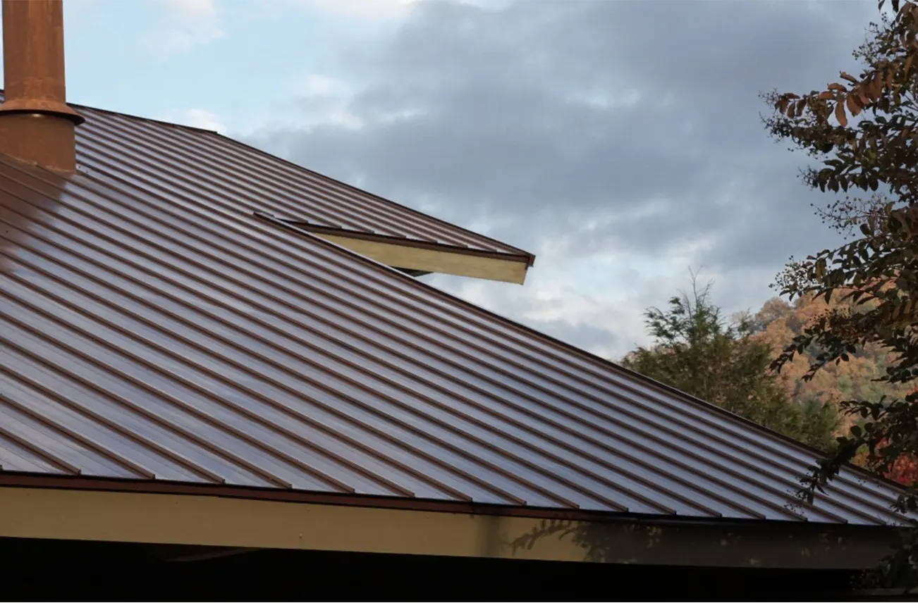 A newly installed metal roof on a commercial building in Central Florida, showcasing Sunstate Roofs' expertise in commercial roof installation and industrial roof installation. Sunstate Roofs' commercial services provide durable, wind-resistant, and energy-efficient roofing solutions for businesses.